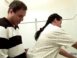 Mutti beim Putzen begrabscht und gefickt